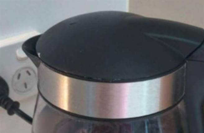 她拿飯店水壺洗「沾血內褲」網一看照片崩潰全吐了。（圖/翻攝自Reddit）