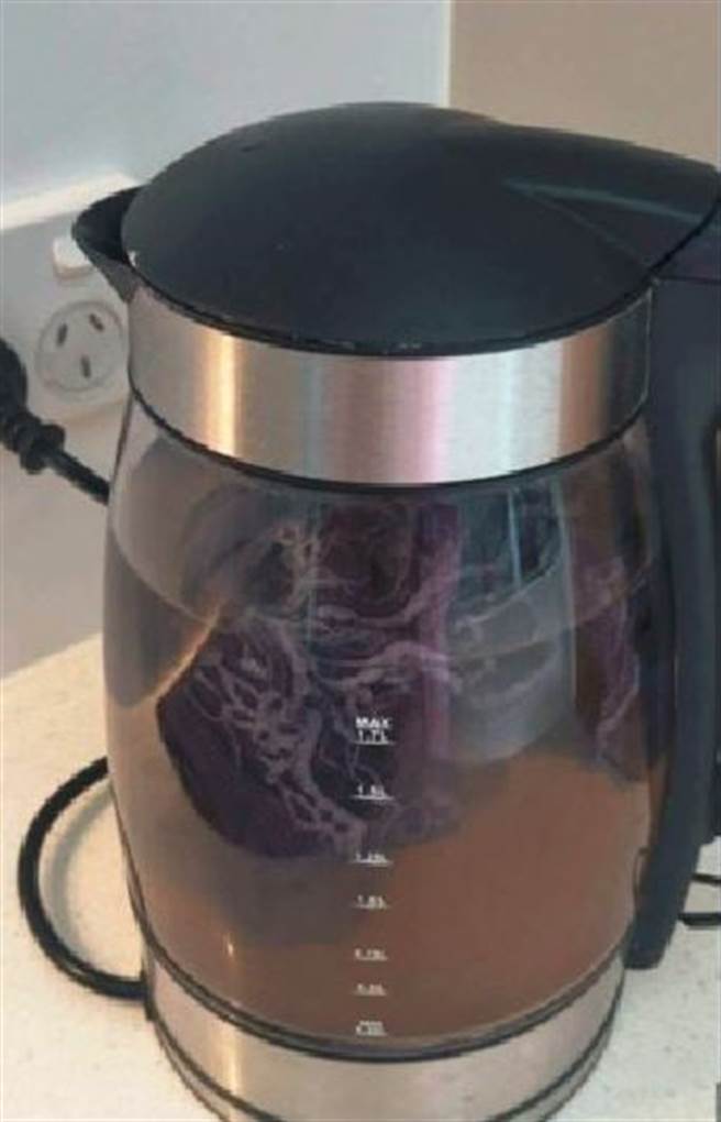 女網友清洗沾到經血內褲的方法，讓許多網友看了很想吐，紛紛留言譴責。(圖/翻攝自Reddit)