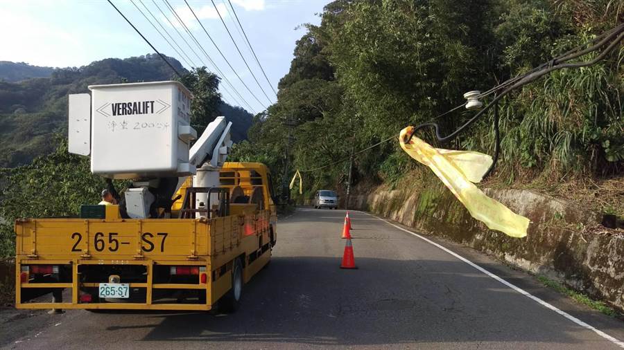 和平區中47線（東崎路）22.5公里路段發生電信纜線掉落，警方到場交管，擺設交通錐，並在電信纜線上綁上黃色封鎖條警示（王文吉翻攝）