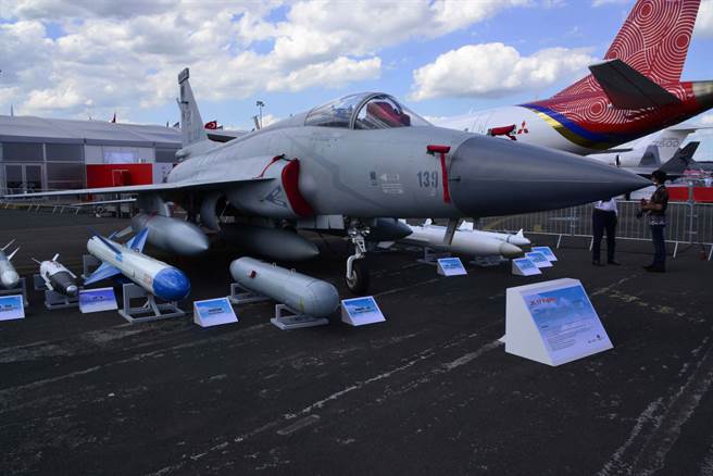 「枭龙」战机6月17日在第53届巴黎航展亮相的画面。（中新社）