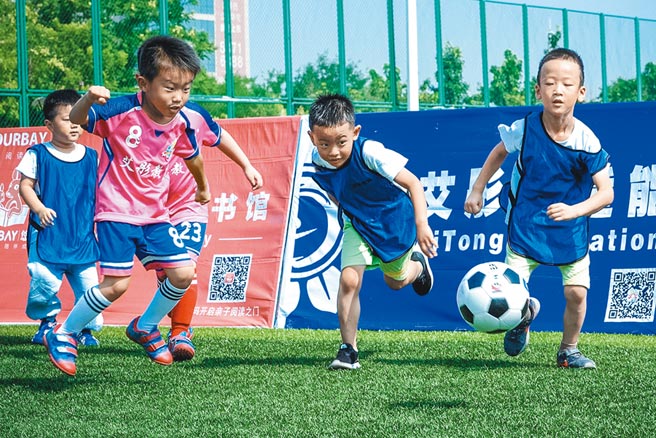 7月15日，天津市首屆「愛童杯」公益足球賽，吸引市區幼兒園小球員參加。（中新社）