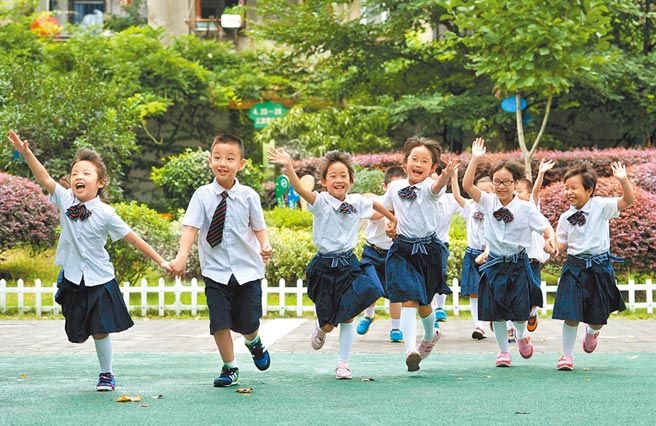 大陸施行「全面二孩」政策後出生的首批適齡兒童，即將進入幼稚園。圖為2014年9月1日，南京市中小學、幼兒園開學。（新華社）