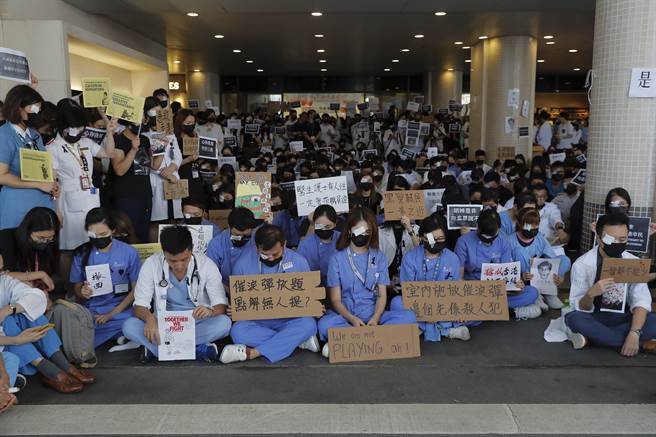 香港反送中抗议连日来对抗与暴力逐渐升级，已造成12日香港机场停运。大陆官媒对抗议人士的喊话愈见激烈，情势令人担忧。（图／美联社）