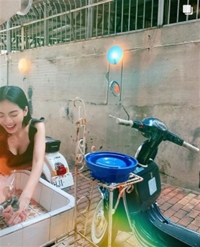 曾之乔弯腰洗手，半球几乎快掉出辣翻。（图／翻摄自IG）
