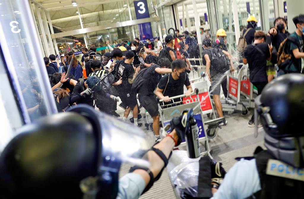 香港機場13日下午湧進抗議群眾，機場關閉。（圖／路透）