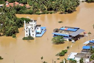 印度南部發布洪水警報 全國豪雨成災釀244死