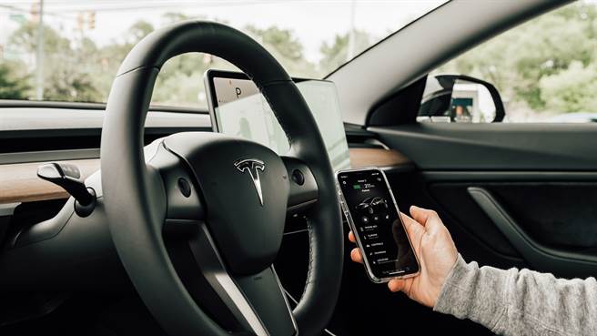 特斯拉（Tesla）Model 3電動車的內部資料照。（達志影像/Shutterstock）