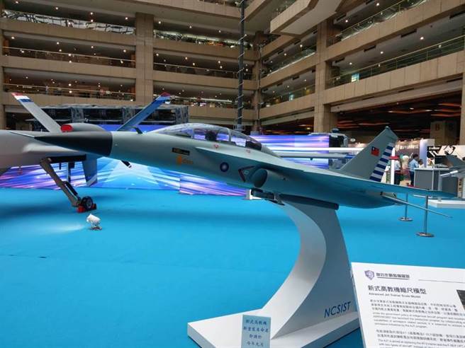 預定15日在航太與國防工業展中正式亮相的台灣自製高教機模型。（呂昭隆攝）