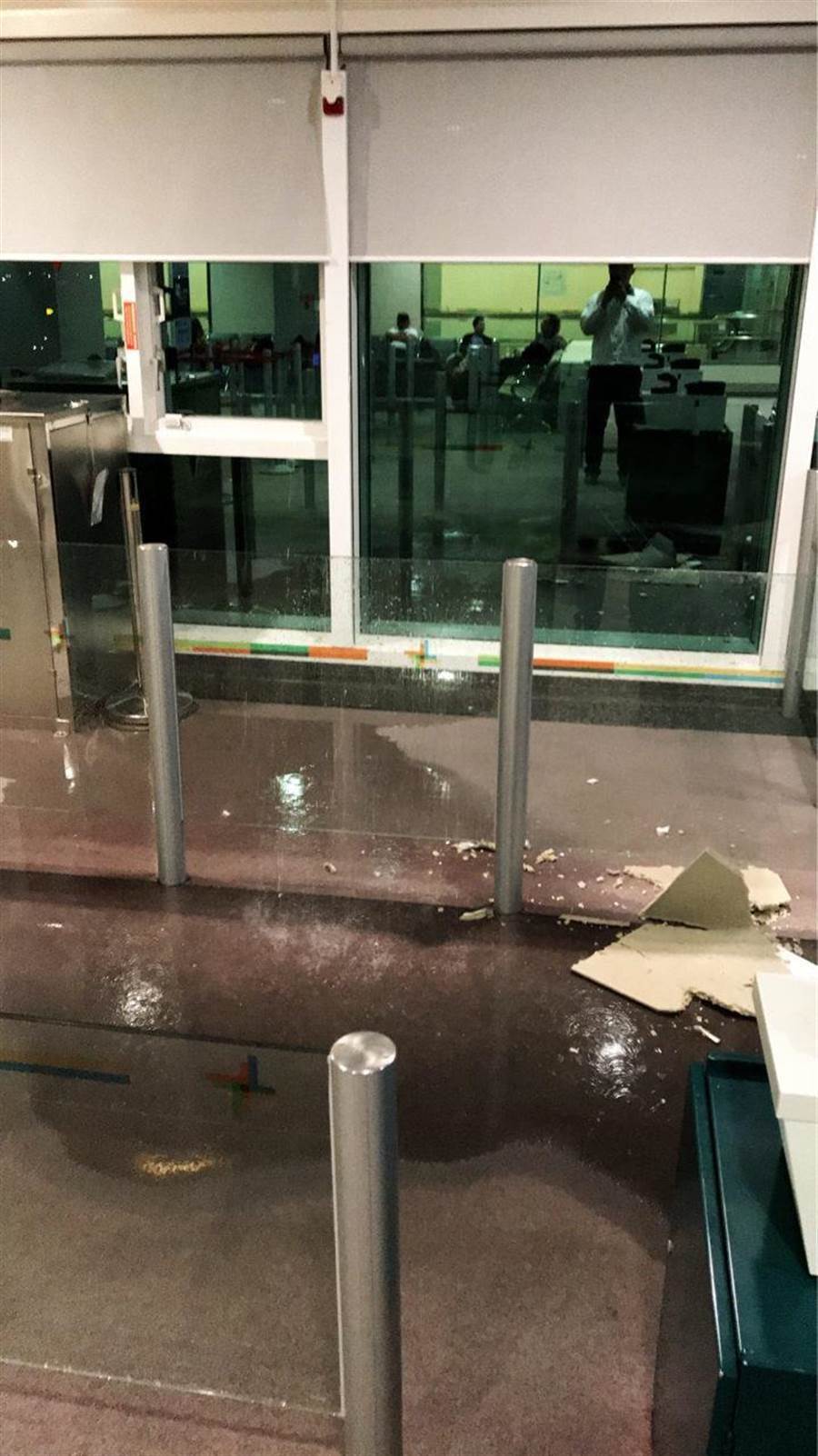 桃機2航厦頻漏水，被網友嘲諷「登機請帶傘」。(翻攝自PTT)