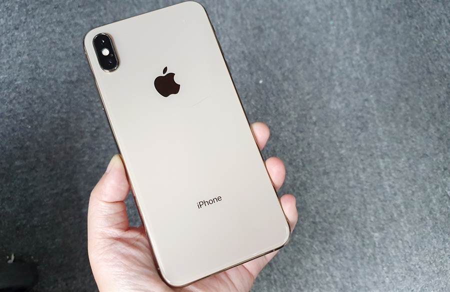 圖為 2018 年 iPhone XS Max 金色款式，機身下方有 iPhone 字樣。但有傳聞指出，今年新 iPhone 可能會把機身背面的 iPhone 字樣移除，引發關注。(圖／黃慧雯攝)