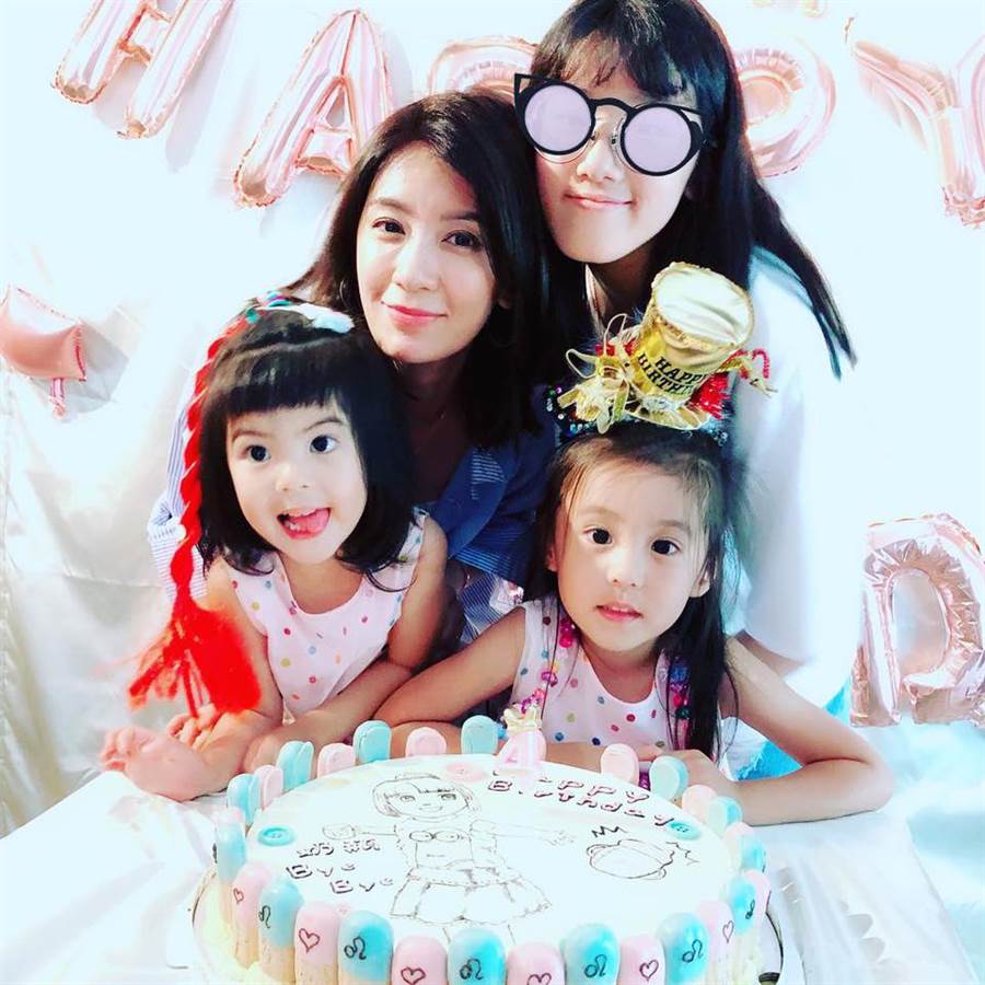 賈靜雯同框3個女兒，慶咘咘4歲生日。（圖／翻攝自臉書）