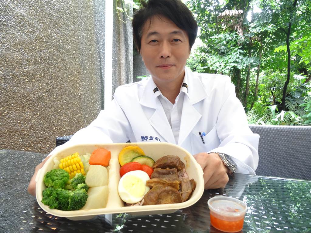 減重代謝權威謝明家被挻攬到中國醫藥大學附設醫院籌劃「智能糖尿病暨運動中心」，在他指導下中國附醫餐廳推出E-BOX低碳健康餐，發動餐桌革命只是他想把病患照顧好的第一步。（馮惠宜攝）