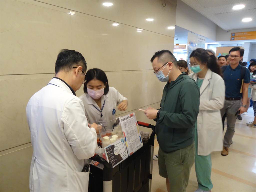 中國附醫營養室推出E-BOX低碳健康餐，每到用餐時刻，半小時就完售。（馮惠宜攝）