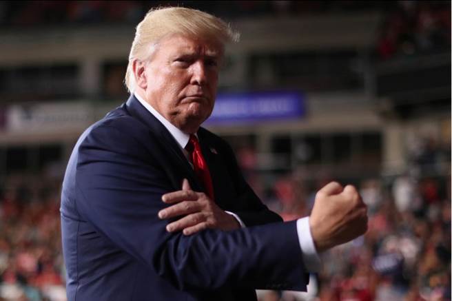 美國總統川普8月15日在新罕布夏州曼徹斯特（Manchester）向支持者發表談話的神情。（路透）