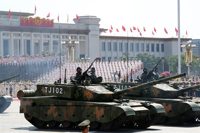 中共陆军99A式主战坦克被称为共军陆战王牌，具备优异的防弹外型，其炮塔和车体均採用复合装甲。（图／中新社）