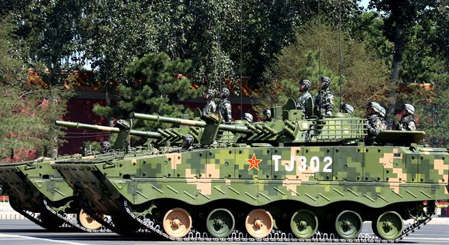 ZBD-04式履带步兵战车是中共自行研发的第2代履带式步兵战车，具备快速泛水、抢滩登陆和突击等两栖作战能力，车重较轻，能以大型运输机空运。（图／新华社）