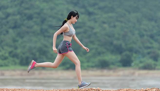 跑步是最快速也最簡單的燃脂運動之一（圖/pixabay）
