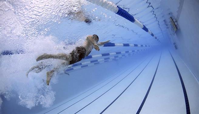 游泳是相對低衝擊的運動。水增加阻力能鍛練肌肉，還會運動到身體。（圖/pixabay）