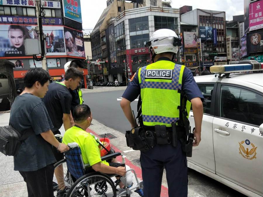 警方到場處理，將循線追查搶匪，還給黃姓街友公道。（許家寧攝）