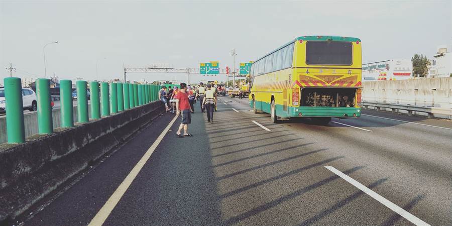 永平工商校車國道與大貨車碰撞 