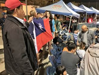 美國U19女壘世界盃 台灣女婿護國旗遭趕出場