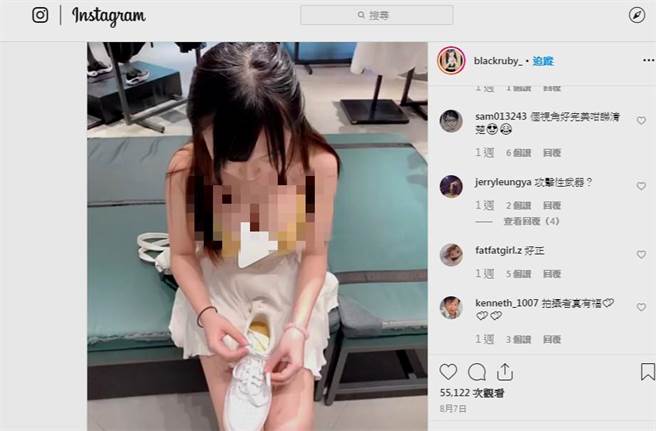 网红砚秋穿着深V背心，全部焦点都在替她那对呼之欲出的双峰感到担心。(图翻摄自blackruby_)
