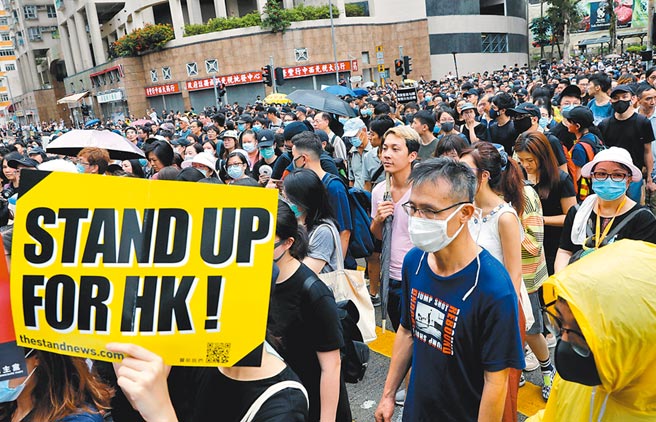 香港反送中群眾參與從紅磡走到土瓜灣的「光復紅土」遊行，爆發小衝突。（路透）