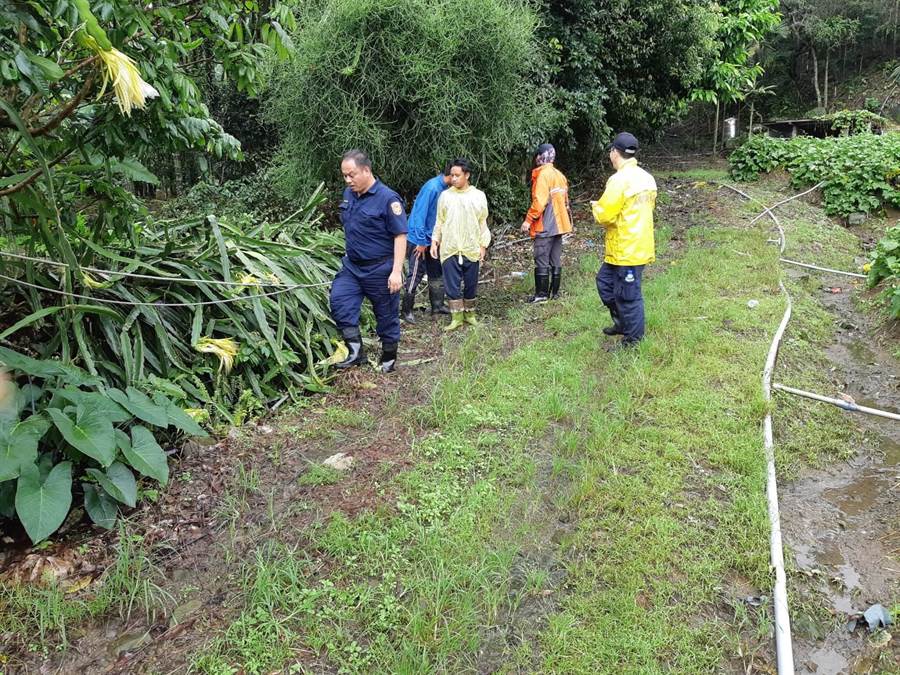 部落族人與警消一起展開搜救行動。（林雅惠翻攝）