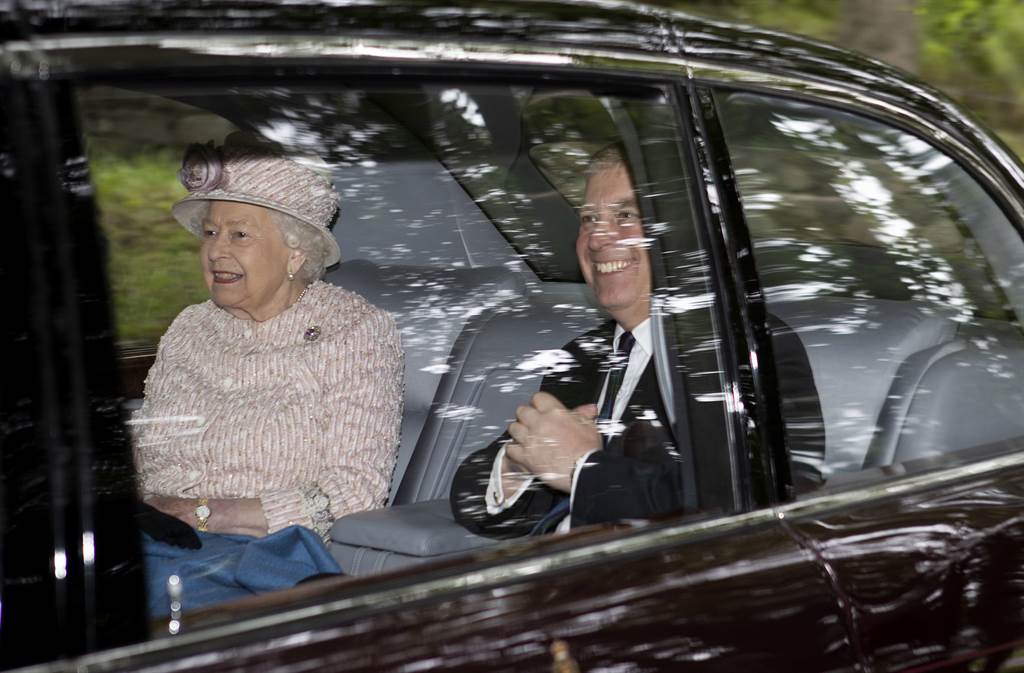 英国女王8月11日和次子安德鲁王子上教堂，以行动力挺爱子后一同搭车离开。（美联社）(photo:ChinaTimes)