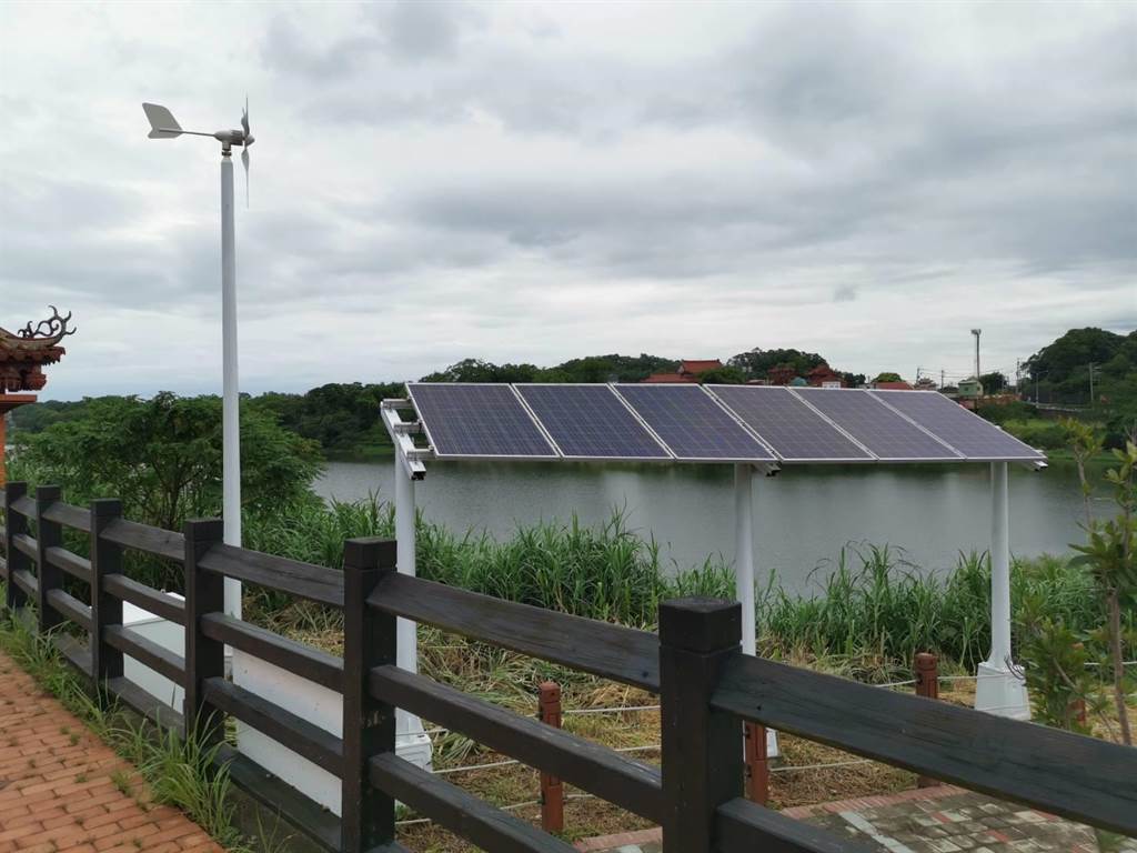 造橋龍昇湖龍昇社區設置太陽能及風力發電互補系統，成為苗栗縣績優低碳社區。〔謝明俊攝〕