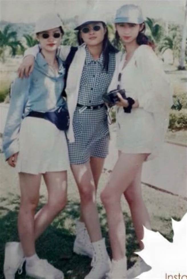 许淑华晒20岁时和好姊妹们一起穿短裤的辣照，露出修长美腿。(翻摄自许淑华脸书)