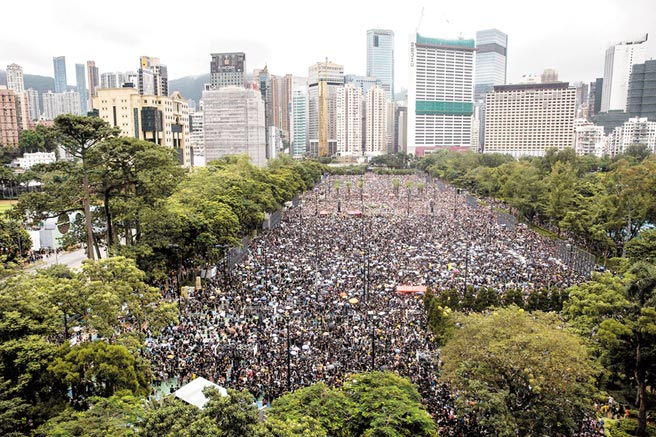 香港民陣昨日在維園舉行反送中流水式集會，主辦單位宣布高達170萬人參與。（法新社）