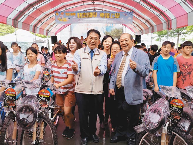 康那香董事長戴榮吉（前排右）以父親名義成立戴竹基金會，連續12年送百輛腳踏車及助學金給家扶兒童。（劉秀芬攝）