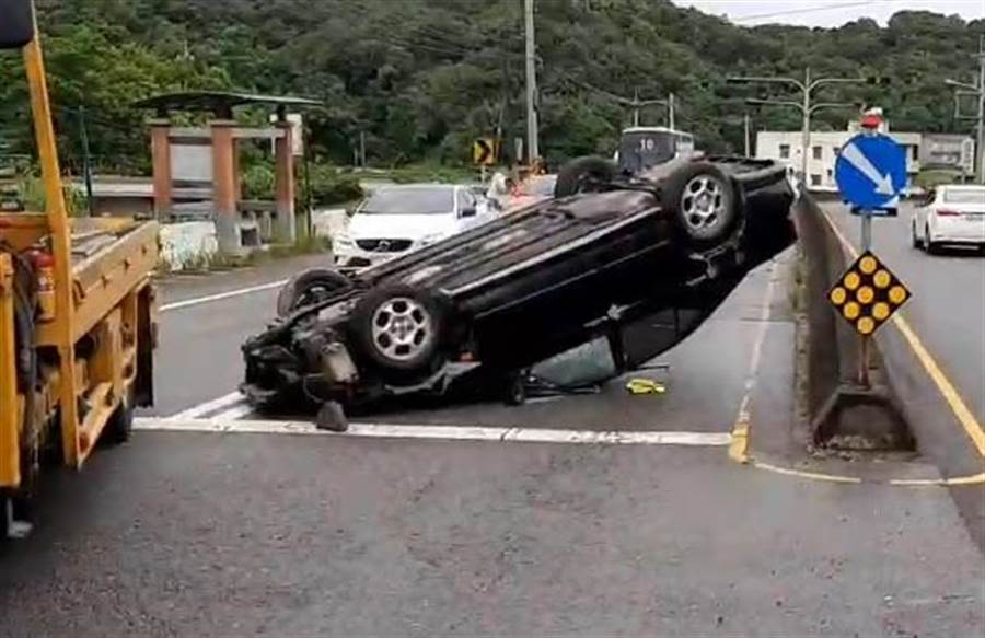 18歲李姓男子駕車不慎撞擊中央護欄造成車輛翻覆。（何冠嫻翻攝）