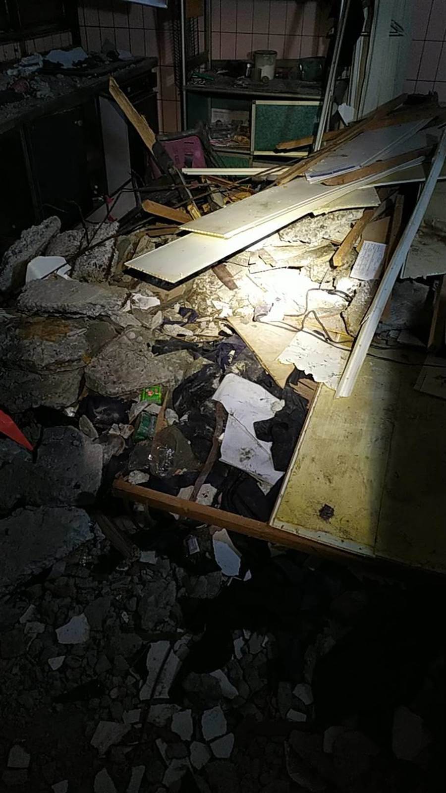 桃園桃園市龜山區光峰路1間5層樓海沙屋19日晚間發生意外，4樓的地板突然塌陷，掉到3樓（賴佑維翻攝）