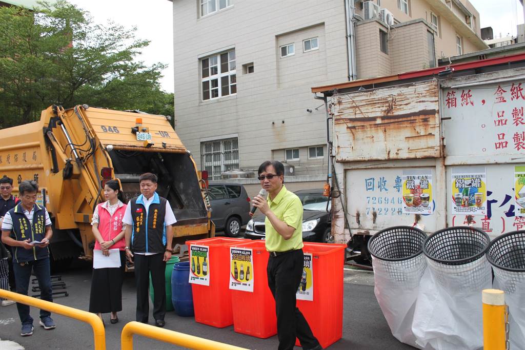 親手交付垃圾危險多彰化市10處夜間定時定點收垃圾上路了 生活 中時