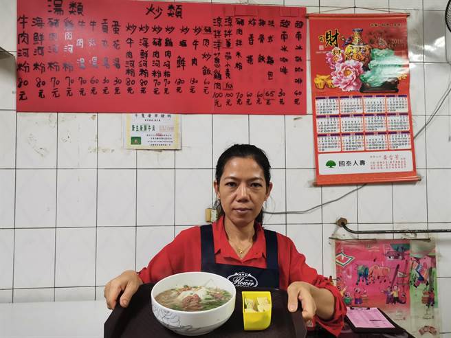 梅麗娟店裡的河粉便宜又大碗，是她媽媽從越南到台灣手把手教她做的道地家鄉味。（劉秀芬攝）
