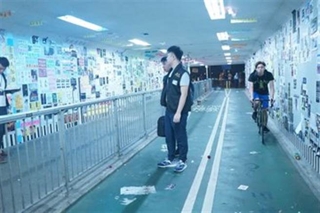 香港砍人事件发生地点在新界东将军澳景林村和厚德村之间行人隧道内的「连侬墙」前。（图／推特@Kennethtse13)