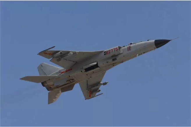 日本指控中共战机于东海上空在其导弹射程内对日方舰艇进行模拟攻击。（图／环球时报）