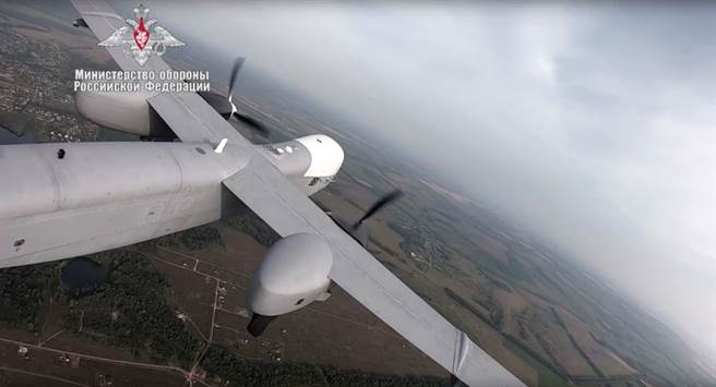 俄国防部公布「牵牛星」Altius-U重型无人机首飞视频，较美军翼龙无人机体型更大、航程更远，而且能透过卫星操控，可在全球任一地点执行任务。（图／卫星通讯社）