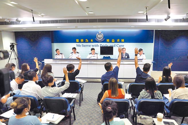 8月19日，香港警方在警察總部召開記者會表示，在過去的周末，警方僅在17日發射一發布袋彈，未拘捕任何人，也沒有警務人員受傷。（中新社）