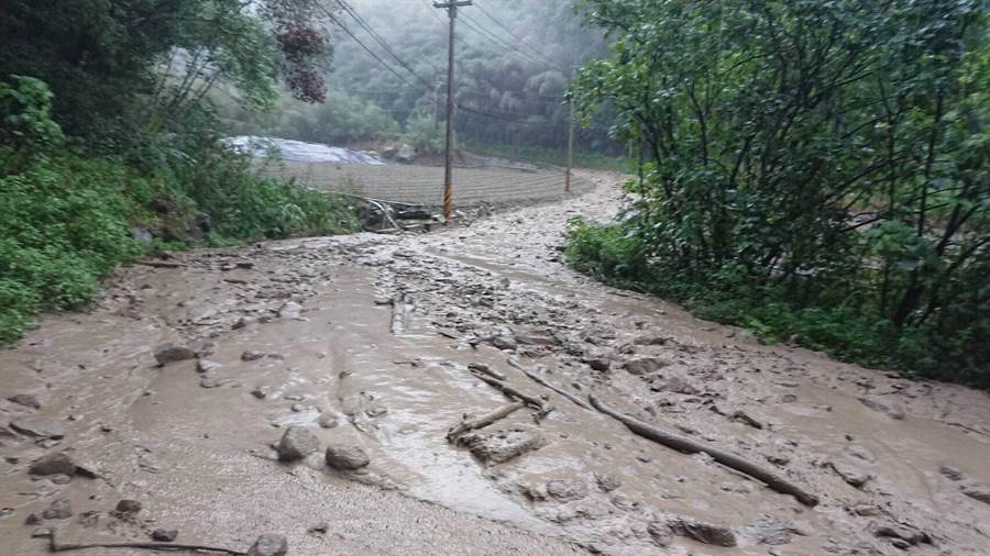 苗栗縣泰安鄉象鼻村中象道路，20日傍晚發生土方流，阻斷整個路面。〔謝明俊翻攝〕