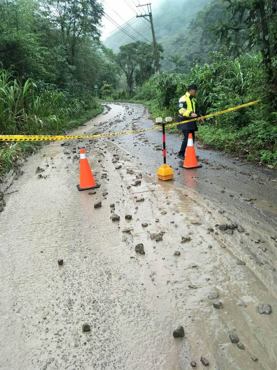 苗栗縣泰安鄉象鼻村中象道路，20日傍晚發生土方流，阻斷整個路面，象鼻所員警暫時封鎖道路。〔謝明俊翻攝〕