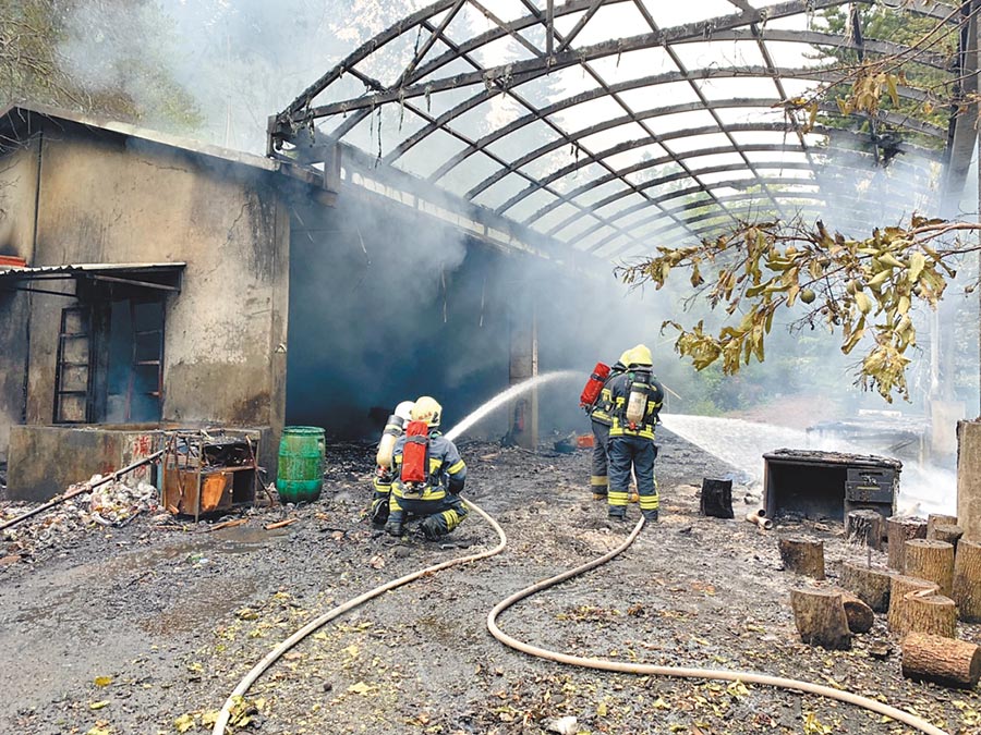 位於苗栗造橋的思源焰花公司,19日上午疑因作業不慎引發火警,造成2人受傷,消防局人員拉水線灌救。(苗栗縣消防局提供)