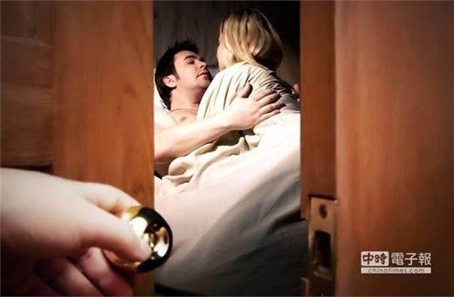 丈夫怎樣都沒想到，妻子在床上爽滾業務床單，忘我到他在門外站了30分鐘，還接了電話全都渾然不知 (示意圖／達志影像shutterstock)