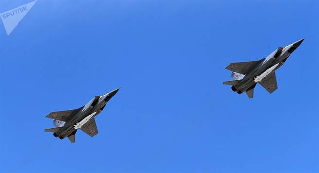 俄军首次试验在近太空的平流层进行拦截敌机的演练，由米格-31战机执行，飞行高度超过2万公尺，已近战斗机飞行极限。（图／卫星通讯社）