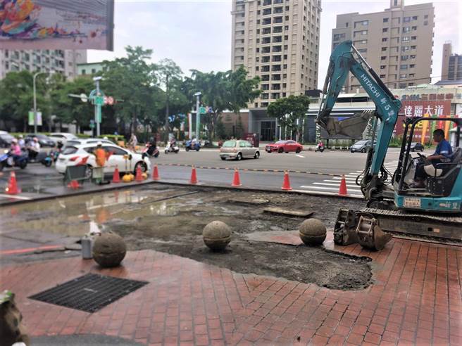 台灣大道與大墩路口水管破裂中市府搶修通行 生活 中時