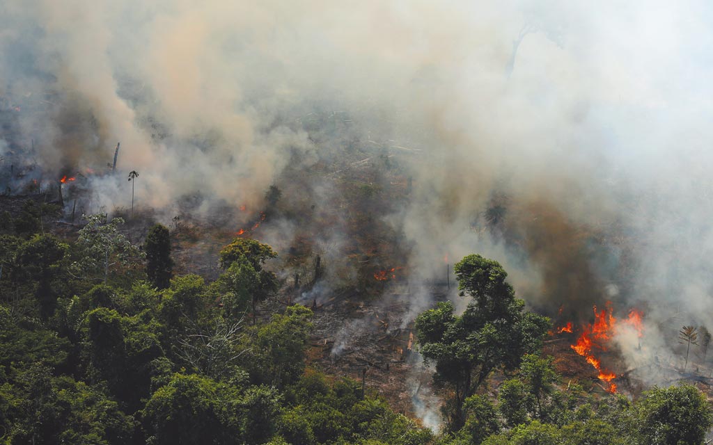 巴西亞馬遜森林近來大火頻傳，統計今年至今該國的亞馬遜雨林野火已高達72000多起，是2013年有紀錄以來最多的一年，地球之肺面臨空前浩劫。但總統波索納洛駁斥他為了開發經濟而縱容農民放火整地。（路透）