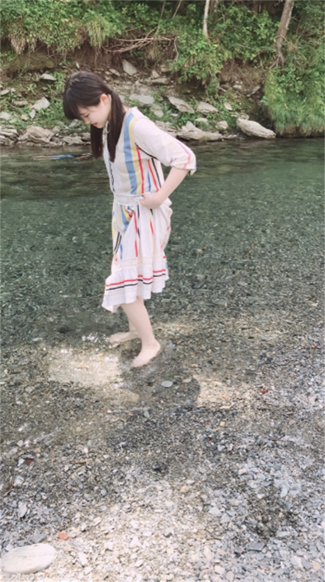 仔細看後面的水中疑似有人在漂浮(圖/翻攝自Ameba)