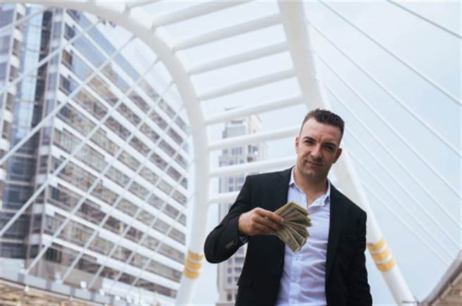 身价曾近千亿 他如今惨靠债主救济(示意图/达志影像)